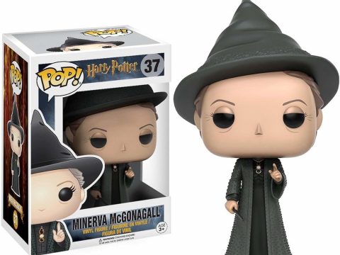 Figurine Funko Pop de Minerva McGonagall, personnage emblématique de Poudlard. Elle est représentée avec son célèbre chapeau et sa baguette magique, symbolisant son rôle de professeur de métamorphose et directrice adjointe d'Albus Dumbledore dans la saga Harry Potter (2001-2011).