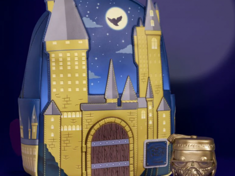 Nouveau chez Loungefly : Le mini sac Château de Poudlard inspiré de la saga Harry Potter ! 🧙‍♂️🎒 Inclus : la Funko Pop du légendaire Professeur Dumbledore.
