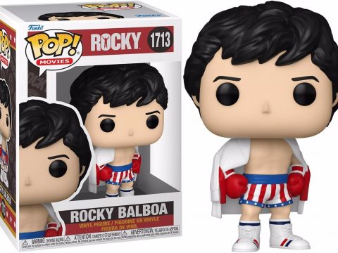 Sylvester Stallone incarne le légendaire Rocky Balboa dans Rocky IV (1985), arborant les gants de boxe et le short aux couleurs des États -Unis.