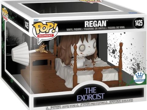 Cette figurine capture l’un des moments les plus glaçants du film : Regan allongée sur son lit, le regard vide, sa robe de nuit tachée de sang.