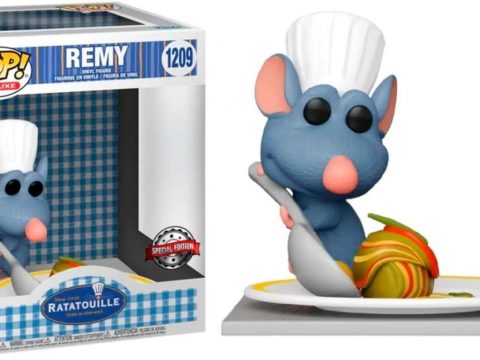 Coiffé de sa toque emblématique, Rémy est représenté en plein service, tenant une assiette garnie d’une délicieuse ratatouille.