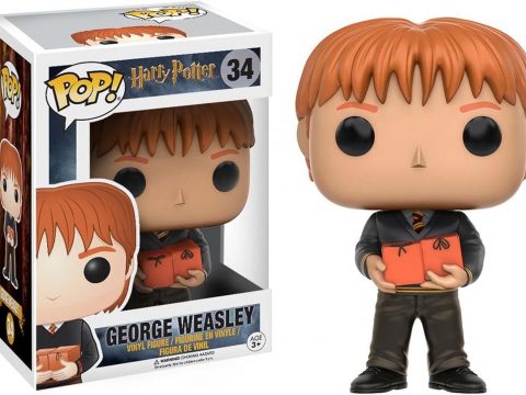 Aujourd’hui, il prend vie sous la forme d’une figurine Funko Pop, capturant toute l’essence de son caractère joyeux et festif. Vêtu de son traditionnel pantalon, accompagné d’un pull assorti et de ses chaussures emblématiques, George est prêt à célébrer avec style. Dans ses mains, il tient deux paquets cadeaux, rappelant l’esprit généreux et farceur qui le caractérise si bien.