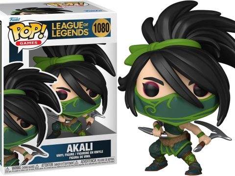 L'univers du jeu vidéo (League of Legends) capture parfaitement l’essence d’Akali, avec une tenue détaillée qui reflète son apparence redoutable. Elle est représentée portant un pantalon vert foncé, une corde marron attachée autour de sa taille, et un masque vert.