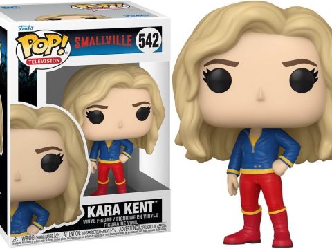 Kara Kent, personnage de Smallville, a sa figurine Funko Pop. Elle y arbore un pantalon rouge, une veste bleue et des cheveux blonds.
