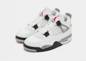 Michael Jordan, légende de la NBA, lance une nouvelle édition des Jordan Air 4 Retro OG dans une combinaison de couleurs noir, gris et blanc.