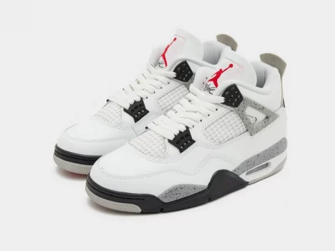 Michael Jordan, légende de la NBA, lance une nouvelle édition des Jordan Air 4 Retro OG dans une combinaison de couleurs noir, gris et blanc.