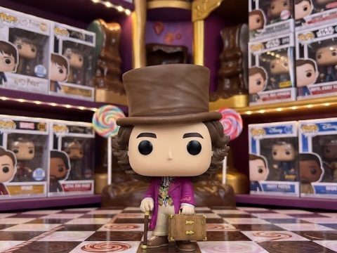 Funko Pop Movies Wonka – Willy Wonka n°1476 Découvrez le style inimitable de Willy Wonka : accessoires et tenue emblématiques, reflet de la magie du plus célèbre chocolatier.