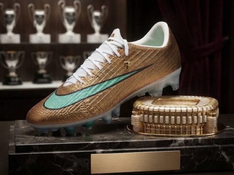 Mercurial Superfly 11 Elite AG « Kylian Mbappé » : l’équipement du mythique numéro 10. Pour un jeu fulgurant et une accélération légendaire.