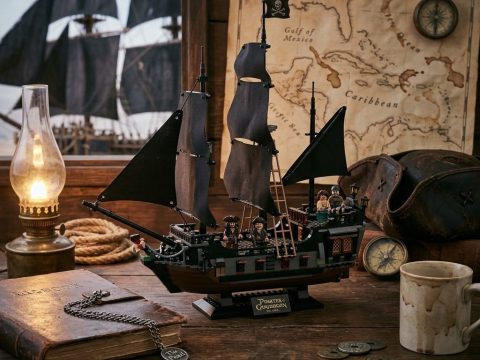 LEGO 4184 Le Black Pearl — Pirates des Caraïbes Sorti en 2011, désormais retiré. 53 cm de long, cabine ouverte, équipage complet.